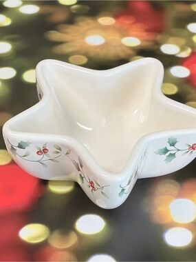 Pfaltzgraff Winterberry Star Shaped Serving Bowl Christmas Holly Dish